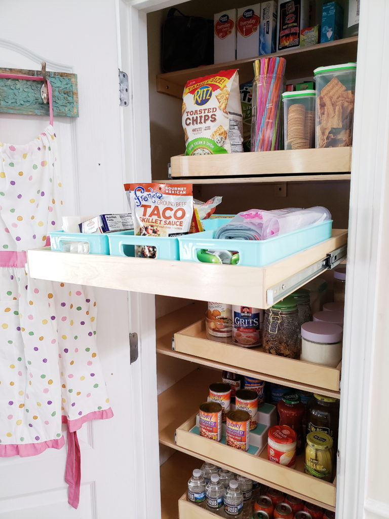 Kitchen Organization - Pull Out Shelves in Pantry - Remodelando la Casa